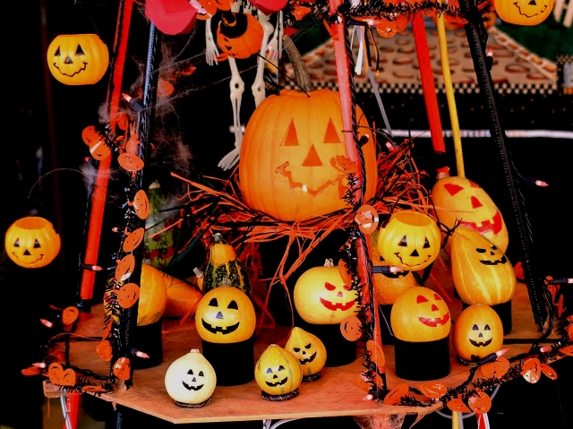 ハロウィンの飾り付け 玄関やリビングはどんな風にする いつから くららく