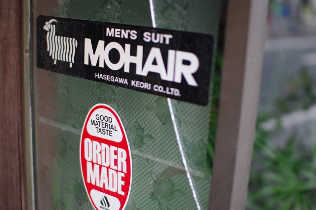 ガラスのシールの跡を落とす方法 ジッポオイルの他 手近な物で可能 くららく