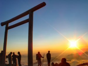 初日の出を富士山山頂で見たい 登る料金と時間 登山者の混雑は くららく